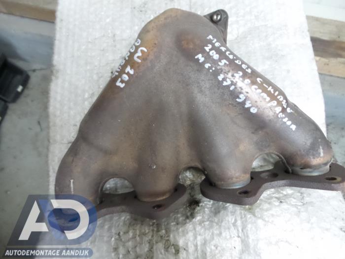 Uitlaatspruitstuk van een Mercedes-Benz C Combi (S203) 1.8 C-200K 16V 2005