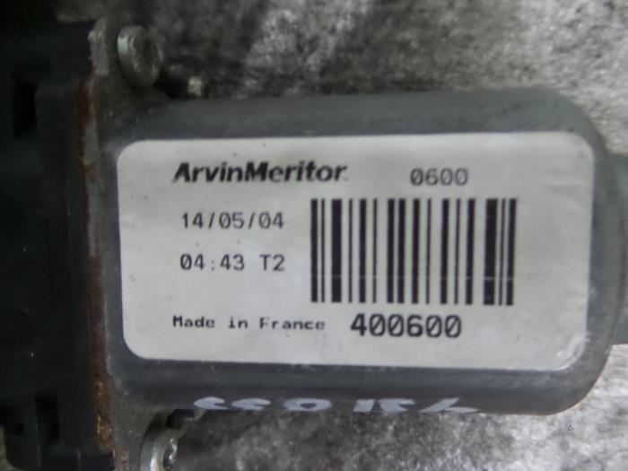Raammotor Portier van een Nissan Almera Tino (V10M) 1.8 16V 2004