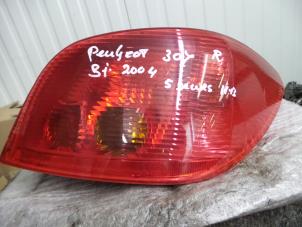 Gebruikte Achterlicht rechts Peugeot 307 (3A/C/D) 1.6 16V Prijs € 29,99 Margeregeling aangeboden door Autodemontage Aandijk