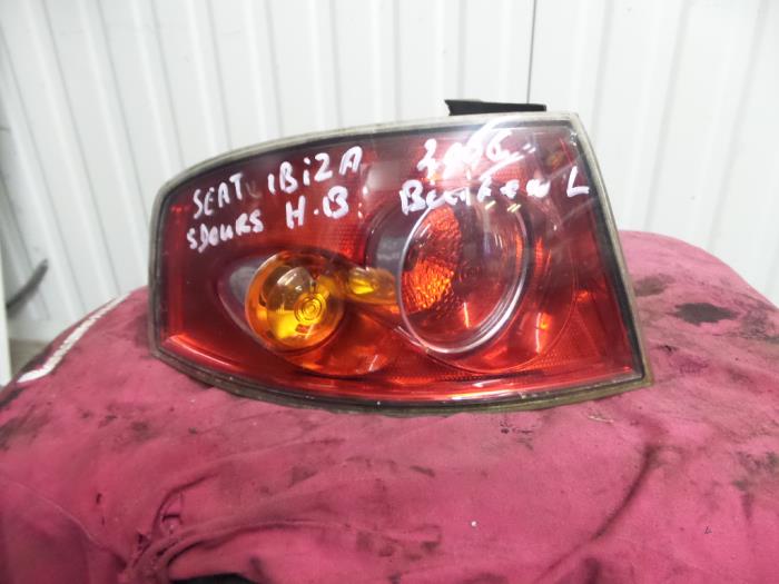 Achterlicht links van een Seat Ibiza III (6L1) 1.2 12V 2006