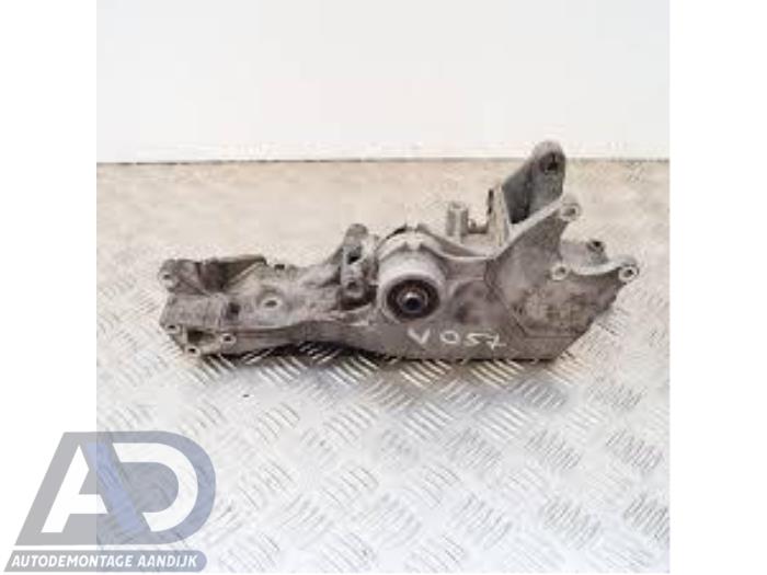 Gebruikte Dynamosteun onder Audi A4 (B7) 2.0 20V Prijs € 29,99 Margeregeling aangeboden door Autodemontage Aandijk