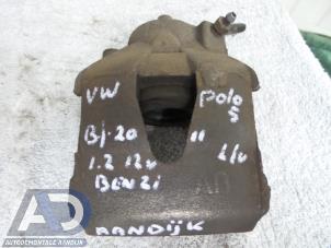 Gebruikte Remklauw (Tang) links-voor Volkswagen Polo V (6R) 1.2 12V BlueMotion Technology Prijs € 19,99 Margeregeling aangeboden door Autodemontage Aandijk