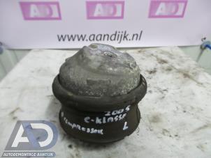 Gebruikte Motorsteun Mercedes C (W203) 1.8 C-200K 16V Prijs € 24,99 Margeregeling aangeboden door Autodemontage Aandijk