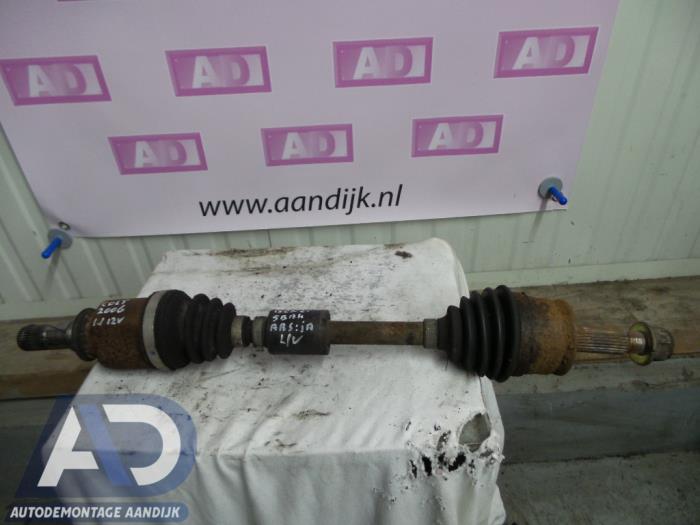 Gebruikte Aandrijfas links-voor Mitsubishi Colt (Z2/Z3) 1.1 12V Prijs € 34,99 Margeregeling aangeboden door Autodemontage Aandijk