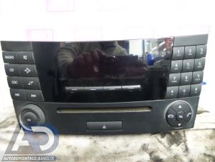 Gebruikte Radio CD Speler Mercedes E Combi (S211) 3.0 E-320 CDI V6 24V Prijs € 74,99 Margeregeling aangeboden door Autodemontage Aandijk