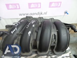 Gebruikte Inlaatspruitstuk Peugeot 207 CC (WB) 1.6 16V Prijs € 39,99 Margeregeling aangeboden door Autodemontage Aandijk