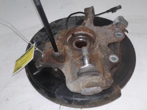 Gebruikte Fusee links-achter Mercedes ML II (164/4JG) 3.0 ML-350 CDI BlueTec 4-Matic V6 24V Prijs € 199,00 Margeregeling aangeboden door Wessel Parts & Service B.V.