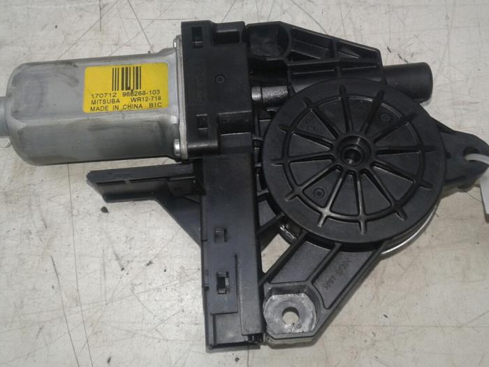 VOLVO V60 1 generation (2010-2020) Moteur de commande de vitre de porte avant droite 966268103 14602671