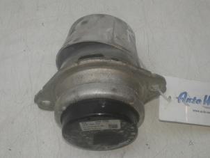 Gebruikte Motorsteun Porsche Cayenne II (92A) 3.0 S E-Hybrid 24V Prijs € 75,00 Margeregeling aangeboden door Wessel Parts & Service B.V.