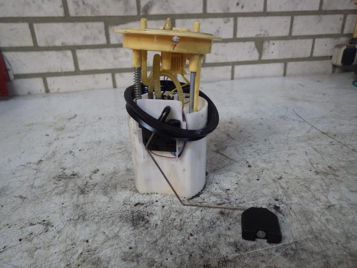 Gebruikte Tank element Pomp Volkswagen Passat Variant (365) 2.0 TDI 16V 135 Prijs € 66,15 Margeregeling aangeboden door Wessel Parts & Service B.V.
