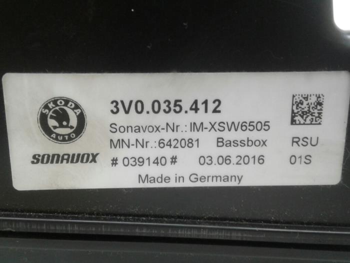 Subwoofer van een Skoda Superb Combi (3V5) 1.6 TDI 2016