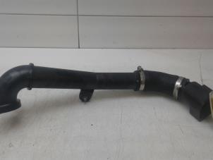 Gebruikte Intercooler Slang Audi Q2 (GAB/GAG) 1.6 30 TDI 16V Prijs € 59,00 Margeregeling aangeboden door Wessel Parts & Service B.V.