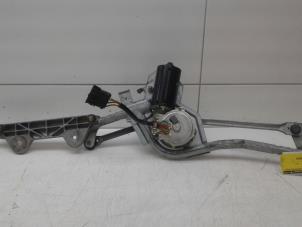 Gebruikte Ruitenwissermotor voor Mercedes SL (R230) 5.0 SL-500 V8 24V Prijs € 199,00 Margeregeling aangeboden door Autobedrijf G.H. Wessel B.V.