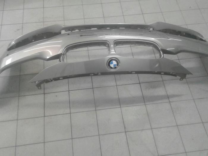 Bumper voor van een BMW 3-Serie 2016