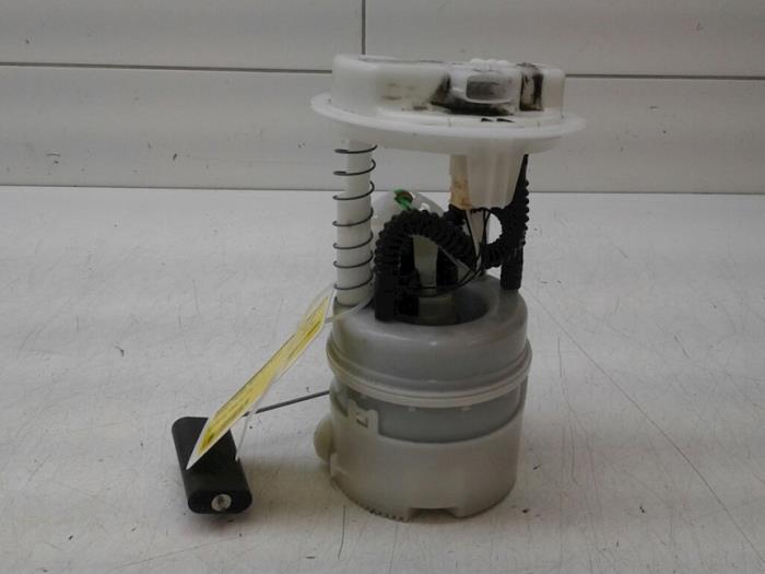 Gebruikte Tank element Pomp Renault Twingo II (CN) 1.2 16V Prijs € 72,45 Margeregeling aangeboden door Wessel Parts & Service B.V.