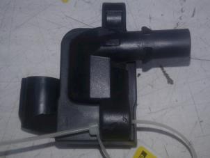 Gebruikte Bobine Mercedes E (C207) E-500 V8 32V Prijs € 39,00 Margeregeling aangeboden door Wessel Parts & Service B.V.