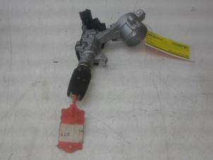 Gebruikte Afstands Bediening Set Opel Astra J Sports Tourer (PD8/PE8/PF8) 1.7 CDTi 16V Prijs op aanvraag aangeboden door Wessel Parts & Service B.V.