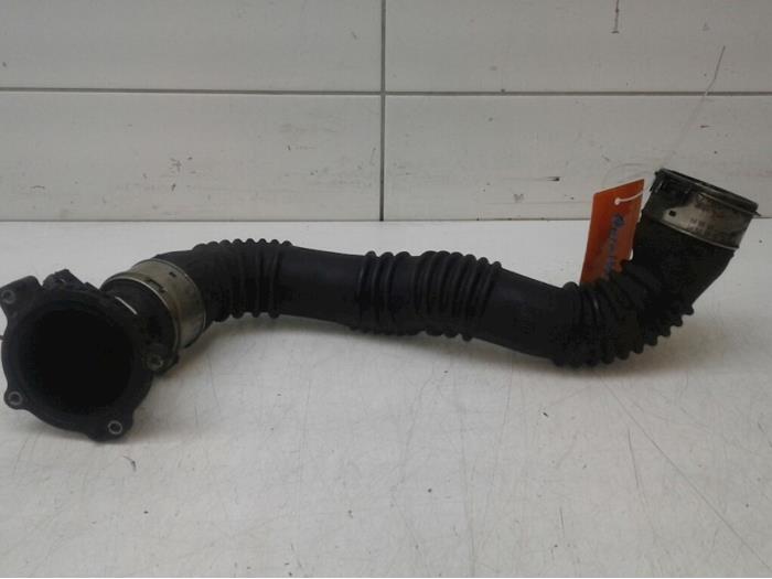 Gebruikte Intercooler Slang Mercedes A (W176) 1.8 A-180 CDI 16V Autom. Prijs € 40,95 Margeregeling aangeboden door Wessel Parts & Service B.V.