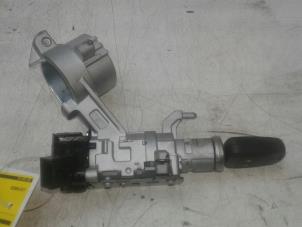 Gebruikte Afstands Bediening Set Opel Astra J Sports Tourer (PD8/PE8/PF8) 1.7 CDTi 16V Prijs op aanvraag aangeboden door Wessel Parts & Service B.V.