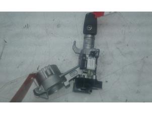 Gebruikte Afstands Bediening Set Opel Corsa IV 1.4 16V Prijs op aanvraag aangeboden door Wessel Parts & Service B.V.