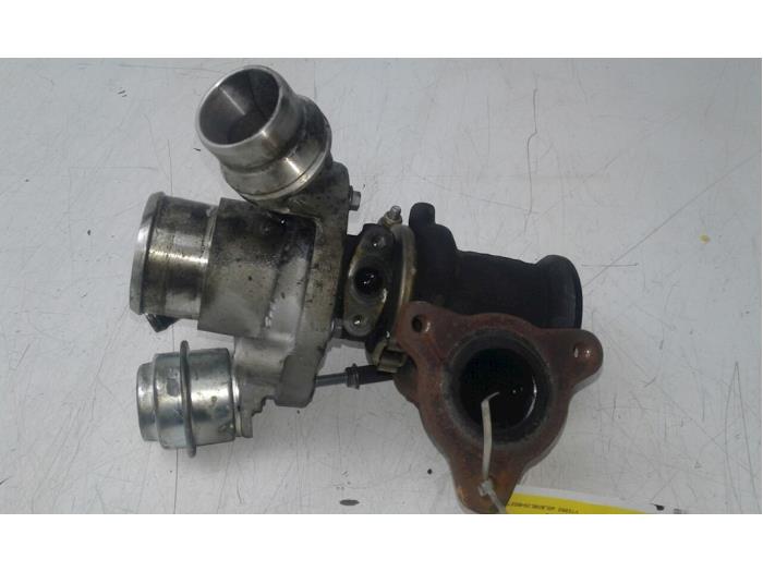 Turbo van een Opel Astra K Sports Tourer 1.6 CDTI 110 16V 2017