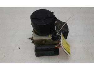 Gebruikte ABS Pomp Mercedes C (W202) 1.8 C-180 16V Prijs € 49,00 Margeregeling aangeboden door Wessel Parts & Service B.V.