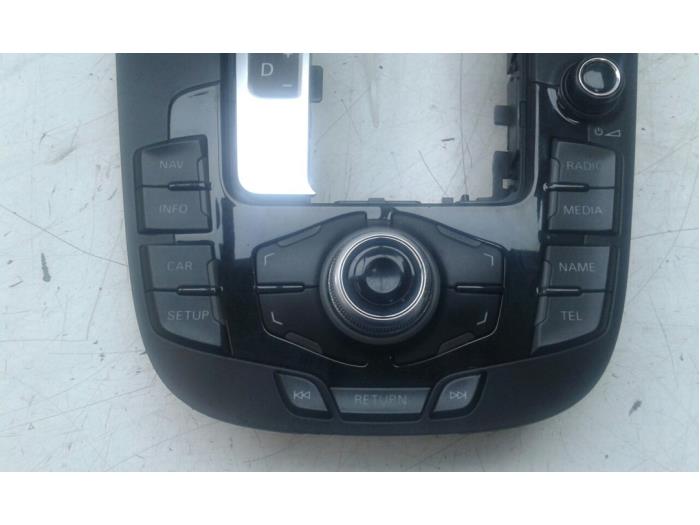 Radiobedienings paneel van een Audi A4 Avant Quattro (B8) 2.0 TFSI 16V 2010