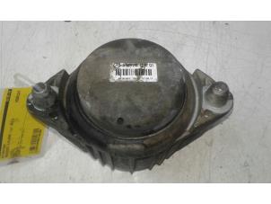 Gebruikte Motorsteun Mercedes E (R207) E-220 CDI 16V BlueEfficiency Prijs € 35,00 Margeregeling aangeboden door Wessel Parts & Service B.V.