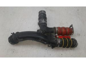 Gebruikte Intercooler Buis Opel Crossland (X) 1.6 CDTi 100 Prijs € 49,00 Margeregeling aangeboden door Wessel Parts & Service B.V.