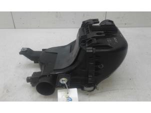 Gebruikte Luchtfilterhuis Suzuki SX4 S-Cross (JY) 1.0 Booster Jet Turbo 12V Prijs € 99,00 Margeregeling aangeboden door Wessel Parts & Service B.V.