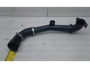 Gebruikte Intercooler Buis Volkswagen T-Roc I 2.0 TDI 150 16V Prijs € 59,00 Margeregeling aangeboden door Wessel Parts & Service B.V.