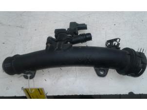 Gebruikte Intercooler Slang Opel Crossland (X) 1.2 Turbo 12V Euro 6 Prijs € 99,00 Margeregeling aangeboden door Wessel Parts & Service B.V.