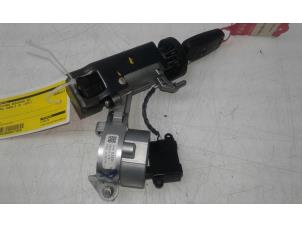 Gebruikte Afstands Bediening Set Opel Corsa E 1.2 16V Prijs op aanvraag aangeboden door Wessel Parts & Service B.V.