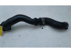 Gebruikte Intercooler Buis Mercedes Sprinter Tourer 3,5t (907.7) 314 CDI 2.1 D RWD Prijs € 55,00 Margeregeling aangeboden door Wessel Parts & Service B.V.