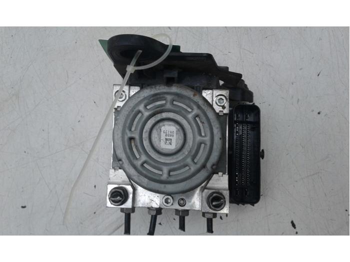 Gebruikte ABS Pomp Volkswagen Touran (5T1) 1.6 TDI SCR BlueMotion Technology Prijs € 313,95 Margeregeling aangeboden door Wessel Parts & Service B.V.