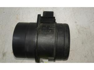 Gebruikte Luchthoeveelheidsmeter Volkswagen Golf VI (5K1) 2.0 TDI 16V Prijs € 39,00 Margeregeling aangeboden door Wessel Parts & Service B.V.