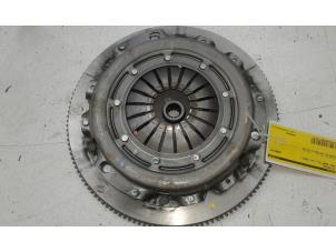 Gebruikte Vliegwiel Opel Adam 1.4 16V Bi-Fuel Ecoflex Prijs € 125,00 Margeregeling aangeboden door Wessel Parts & Service B.V.