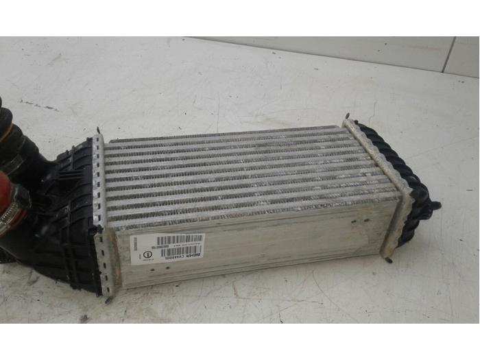 Gebruikte Intercooler Peugeot 2008 (UD/UK/UR/US/UX) 1.2 VTi 12V PureTech 130 Prijs € 61,95 Margeregeling aangeboden door Wessel Parts & Service B.V.