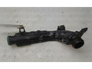 Gebruikte Intercooler Buis Peugeot 2008 (UD/UK/UR/US/UX) 1.2 VTi 12V PureTech 130 Prijs € 39,00 Margeregeling aangeboden door Wessel Parts & Service B.V.