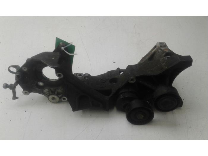 Gebruikte Dynamosteun boven Audi Q5 (8RB) 2.0 TDI 16V Quattro Prijs € 82,95 Margeregeling aangeboden door Wessel Parts & Service B.V.