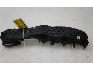 Gebruikte Inlaatspruitstuk Mercedes C Estate (S205) C-63 AMG S,Edition 1 4.0 V8 Biturbo Prijs € 179,00 Margeregeling aangeboden door Wessel Parts & Service B.V.