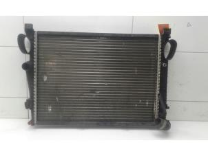 Gebruikte Radiateur Mercedes SL (R230) 3.7 SL-350 V6 18V Prijs € 125,00 Margeregeling aangeboden door Wessel Parts & Service B.V.