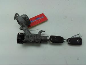 Gebruikte Afstands Bediening Set Opel Corsa E 1.4 16V Prijs op aanvraag aangeboden door Wessel Parts & Service B.V.