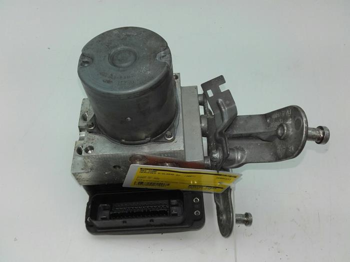 Gebruikte ABS Pomp Mercedes E (W211) 2.2 E-200 CDI 16V Prijs € 208,95 Margeregeling aangeboden door Wessel Parts & Service B.V.