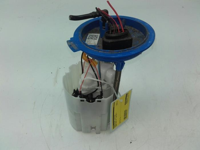 Gebruikte Tank element Pomp Skoda Fabia III Combi (NJ5) 1.2 TSI 16V Greentech Prijs € 82,95 Margeregeling aangeboden door Wessel Parts & Service B.V.