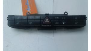 Gebruikte Alarmlicht Schakelaar Mercedes Vito Prijs € 49,00 Margeregeling aangeboden door Wessel Parts & Service B.V.