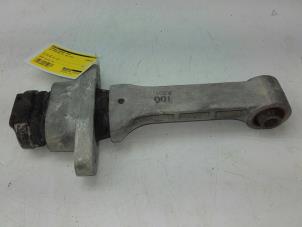 Gebruikte Versnellingsbak Steun Kia Sportage (QL) 1.6 GDI 16V 4x2 Prijs € 39,00 Margeregeling aangeboden door Wessel Parts & Service B.V.