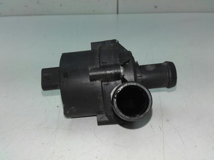 Gebruikte Waterpomp Volkswagen Golf VIII (CD1) 1.5 eTSI 16V Prijs € 51,45 Margeregeling aangeboden door Wessel Parts & Service B.V.