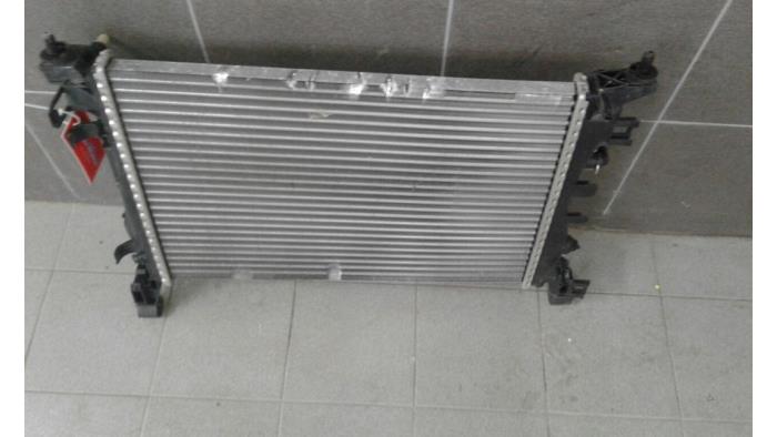 Gebruikte Radiateur Opel Corsa E 1.4 16V Bi-Fuel Prijs € 51,45 Margeregeling aangeboden door Wessel Parts & Service B.V.