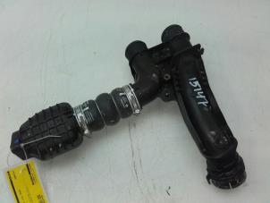 Gebruikte Intercooler Buis Peugeot Partner (EA//EF/EN/EU) 1.6 BlueHDi 100 Prijs € 49,00 Margeregeling aangeboden door Wessel Parts & Service B.V.